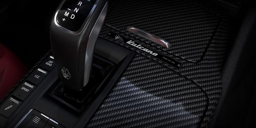 Детали интерьера Maserati Levante GranSport Vulcano 2019 года  (фото 8 из 23)